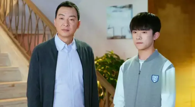 尹柯(易烊千玺 饰)这个优等生虽然有个严苛的妈妈,每天逼着他学习,但