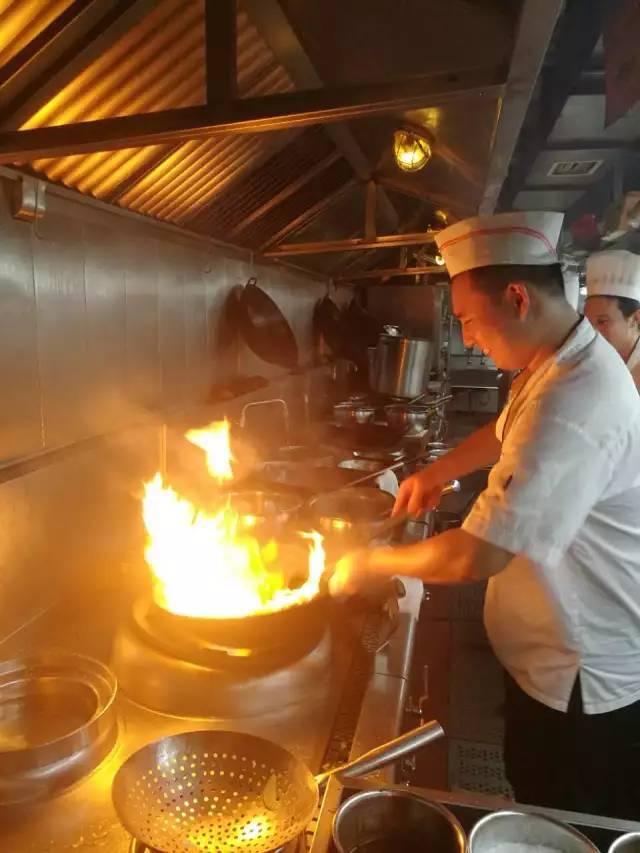 有人说, 厨师不是世上最辛苦的职业, 但我想