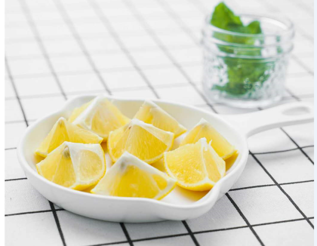 做法: 1,一颗柠檬洗净切块去籽