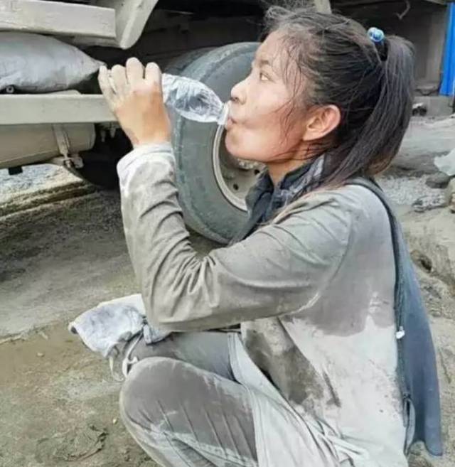 刷爆吴川朋友圈的"水泥妹"日扛50吨水泥,背后的故事令人心酸