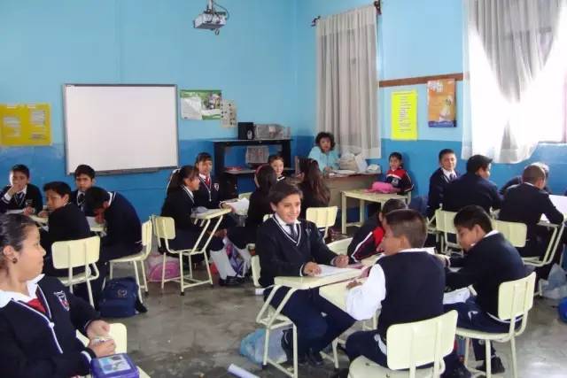 西班牙的中学教育分成两个部分:12 岁到16 岁为义务教育,16 岁到 18