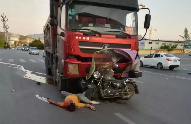 悲惨!巴中摩托车与货车相撞,致一名男子当场身亡【内附视频】