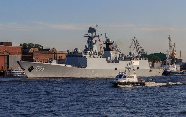 图为圣彼得堡涅瓦河上的中国海军054a型571号运城舰