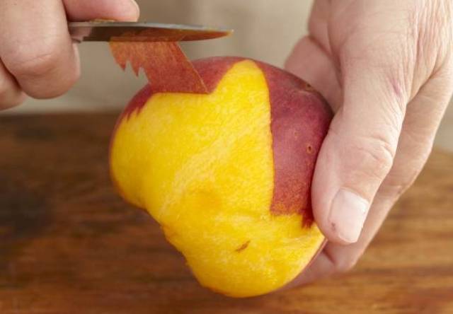 有人剥了个桃子,全世界都吓坏了.这个视频在网上火到炸