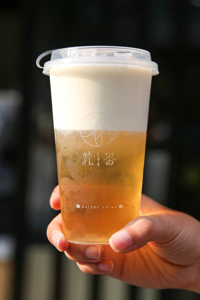 一般奶盖要浓稠很多,用料扎实,芝士味特别突出,和底部清爽的纯茶绝配