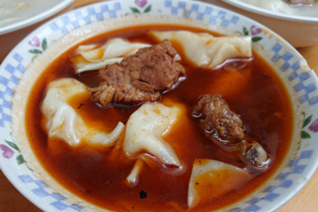 牛肉抄手的浇头是笋子烧牛肉,笋子很好吃,汤底有股药材味,是那种非常