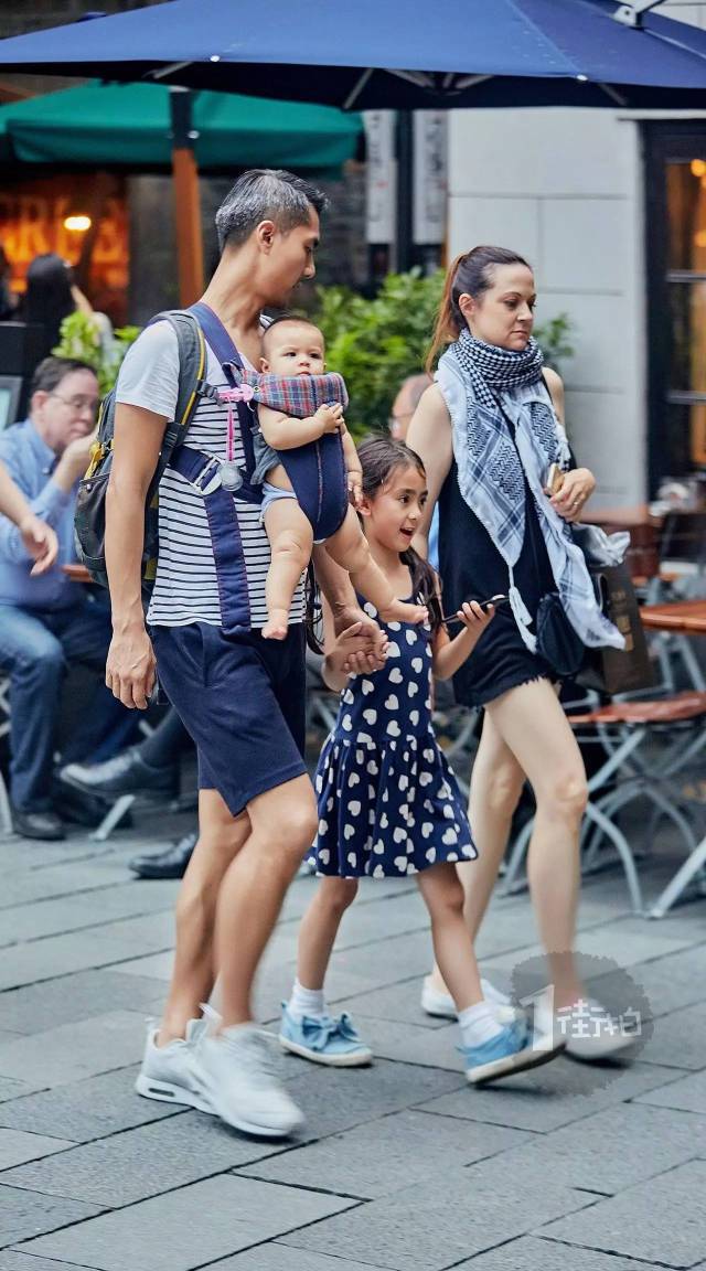 穿着清爽好看的一家四口走在路上的画面感也太美好了吧