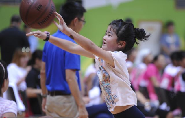 投篮姿势 姚沁蕾接到球就玩得十分兴奋,玩篮球的样子更是可爱