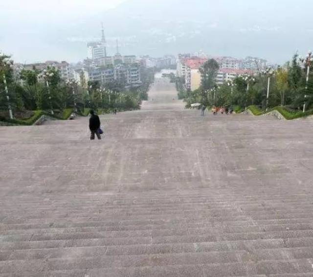 据悉,这条长梯位于巫山的神女大道 又称巫山百步梯 网上其他图片的