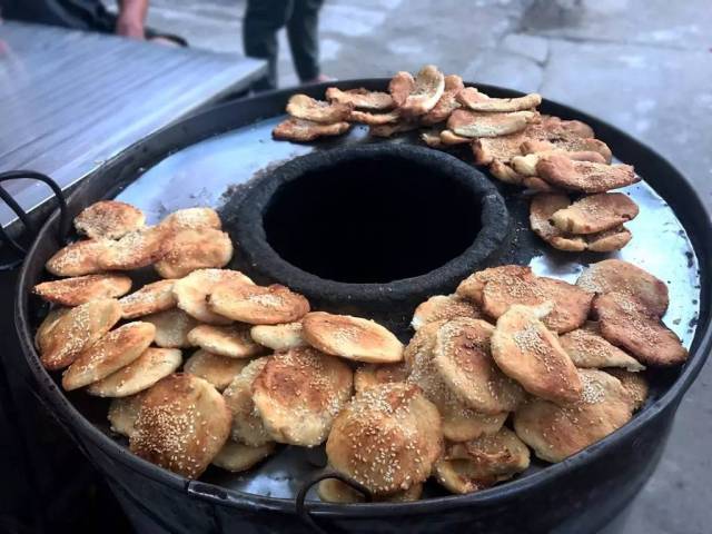 半边街与迎江大道路口 梧桐树下的黄桥烧饼