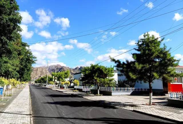 旗政府所在地萨拉齐镇是全旗政治,经济,文化中心,人文荟萃,商贾云集