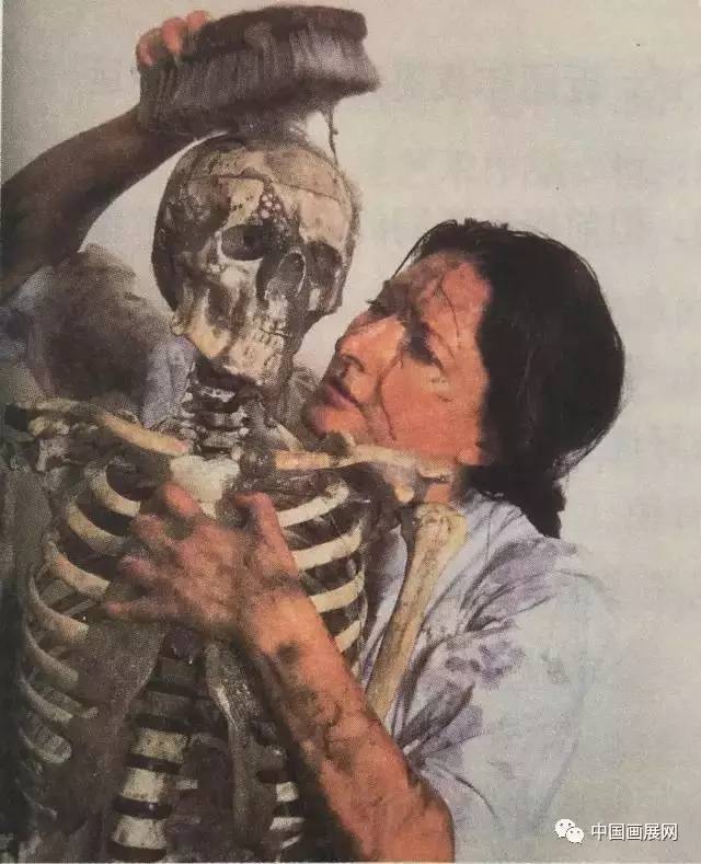 艺术家 | 她曾全身赤裸,自残,被尊为"行为艺术之母"!