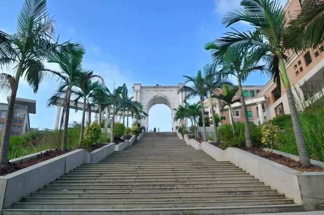 阳光学院 ◆魅力特色:蓬勃 阳光学院位于福州市马尾区卧龙山 校园