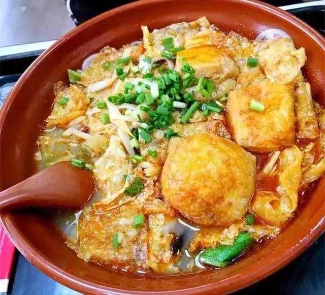 味道酸爽劲辣,粉有韧性有嚼劲,配菜特别很丰富,油豆腐和腐竹看起来就