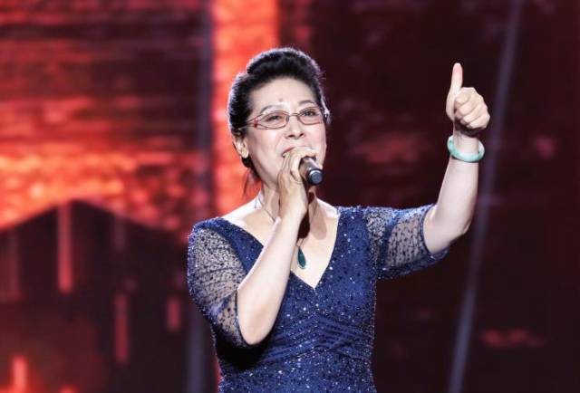 中国著名歌唱家关牧村演唱:《打起手鼓唱起歌》,《祝酒歌》