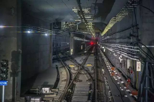 地铁在终点站怎么掉头?有时,司机要疯跑过整个车厢