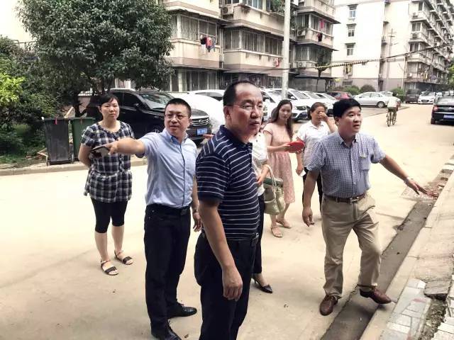 区委常委,组织部长雷利军为 碧苑花园社区干部点赞