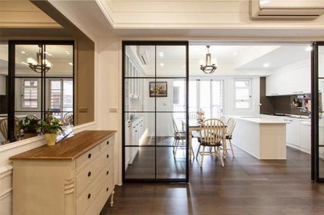 客厅一边的过道放了个半高的斗柜,一面茶镜化解了空间的压迫感.