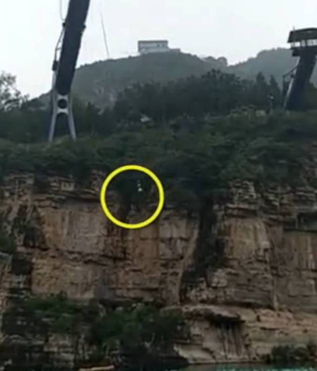 北京房山一风景区内,一游客蹦极时发生意外,蹦极掉下后直接坠落到水中