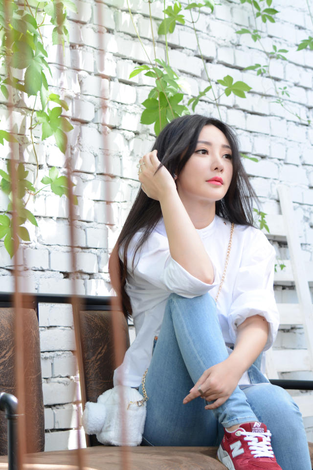 柳岩白衬衫配牛仔裤青春无敌5