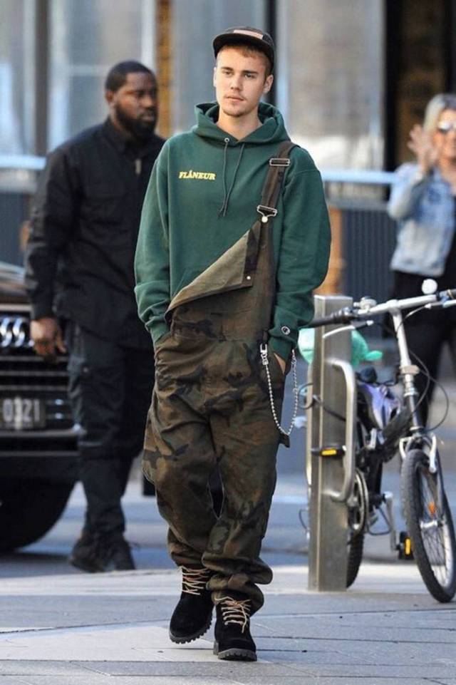 小贾的高街叠穿也不是乱搭的,同色系,同风格,比如这身军事风高街混搭