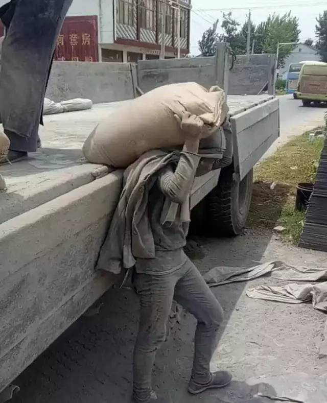 仲尼:谁认识这个扛水泥的姑娘,在高邮传疯了!