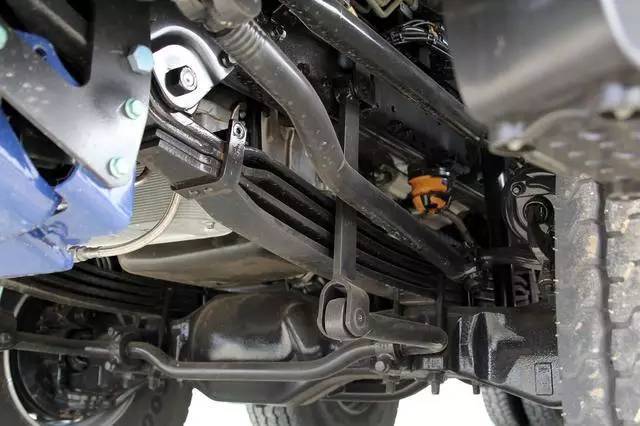 用液压悬架可自动调平车身,德国曼8x8自卸车一身黑科技