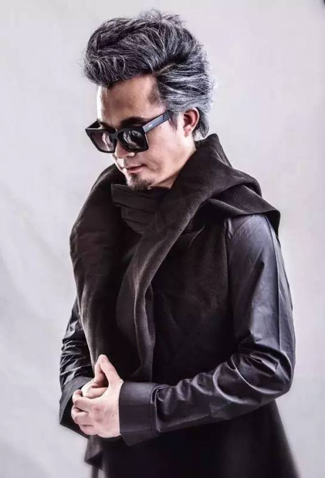 《有你不会老》mv 歌手:西域胡杨 原名:杨周 他出生在四川隆昌市朔镲