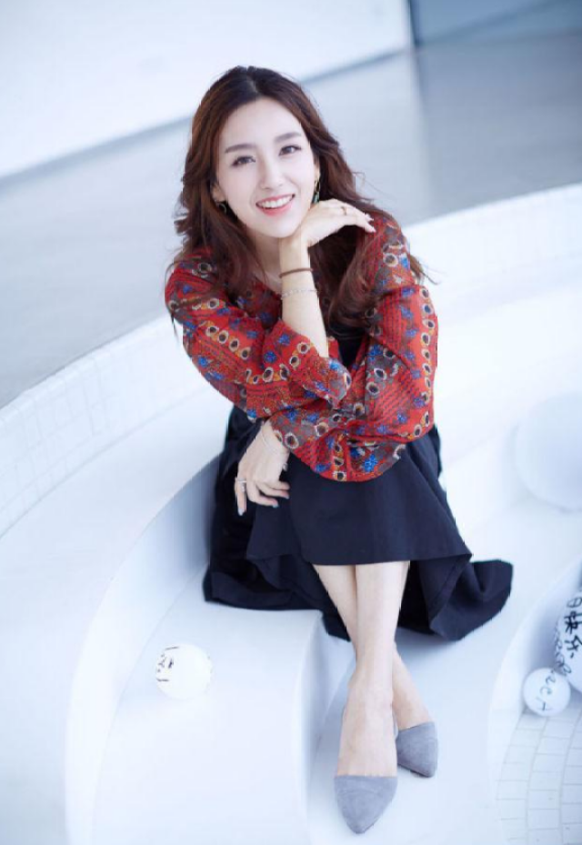 lpl美女解说rita与游戏本品牌合作,电竞明星商业价值看涨