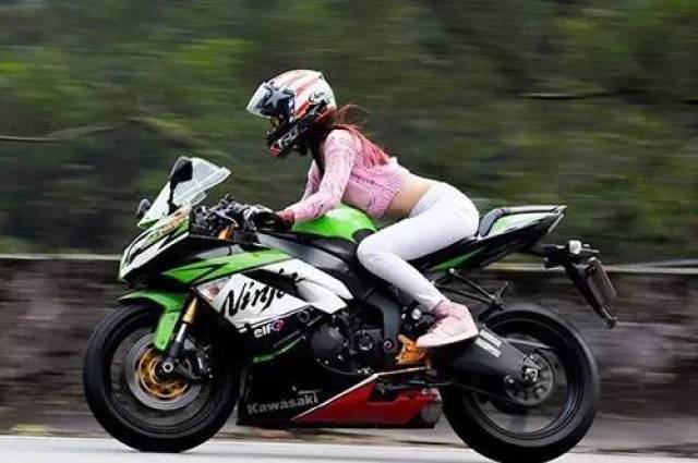 坐摩托车的正确姿势图片
