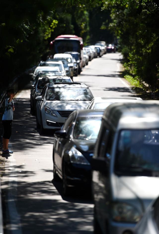 汽车排队等待进入重渡沟景区