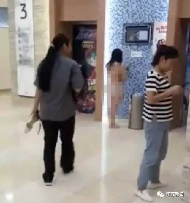 惊呆!一女子商场内当众脱光,竟是因为前夫的一句话