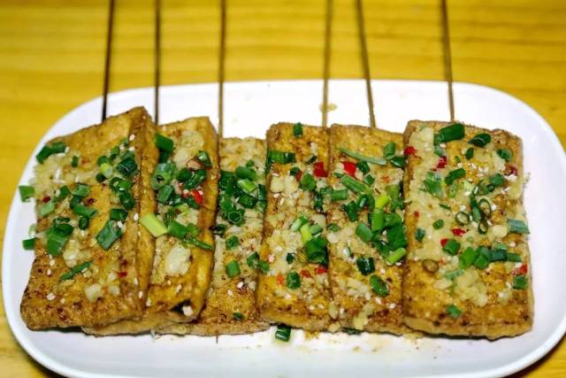 这份店铺最热销的物体 其实是碳烧蒜蓉豆腐 很有嚼劲 燕清说很辣