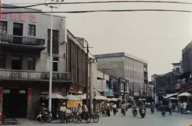 细时候荡街必去的.那栋最大的为什么不拍?