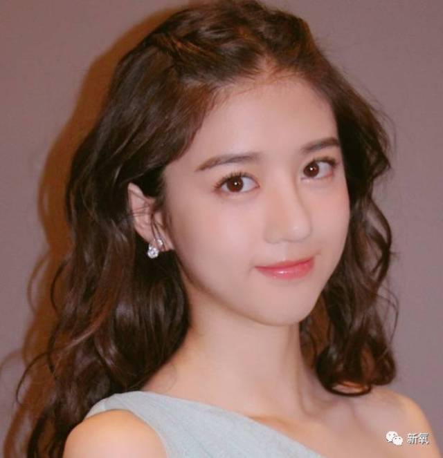 所以她嘴巴凸的原因是嘴唇外翻,而且视觉上很像小婴儿那种嘟嘟唇的