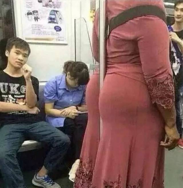 大妈,你的屁股能移过点吗?夹到我的手了