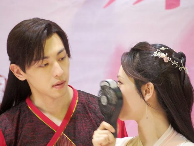 《香蜜沉沉烬如霜》横店探班 杨紫邓伦在摄影棚现场