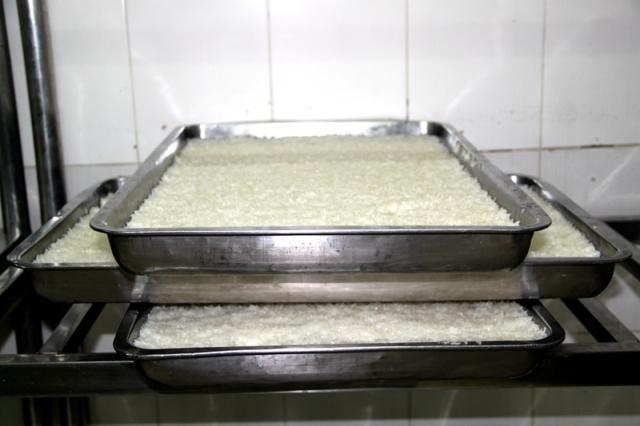 米饭蒸好后放到保温箱,再摆放到每张桌上.