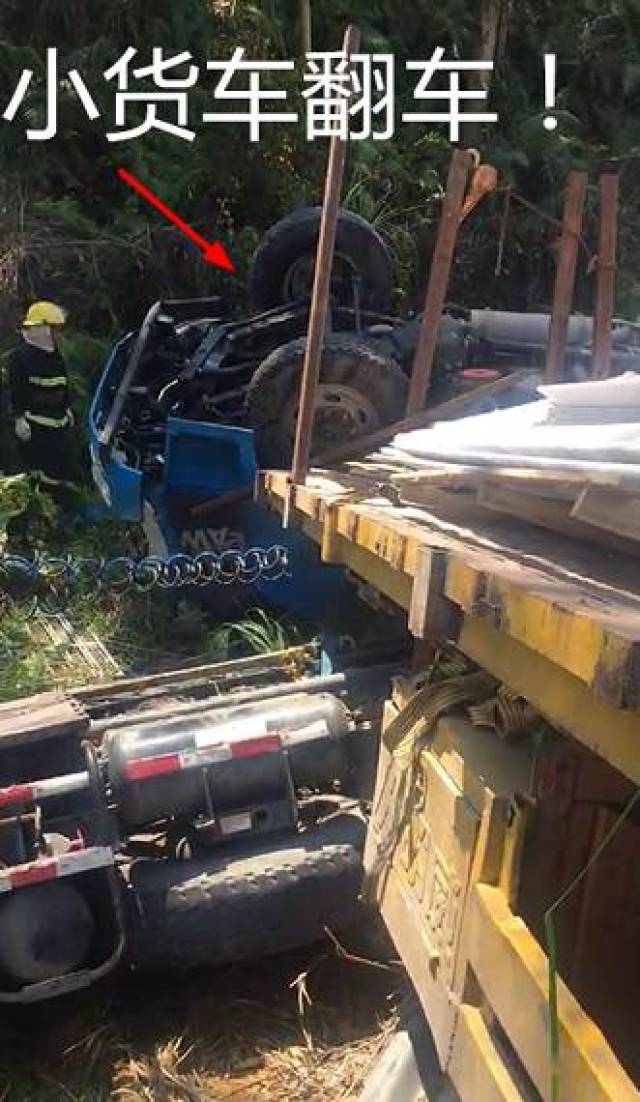 广河高速正果路段发生车祸,护栏被撞碎,货车小车冲进树林!