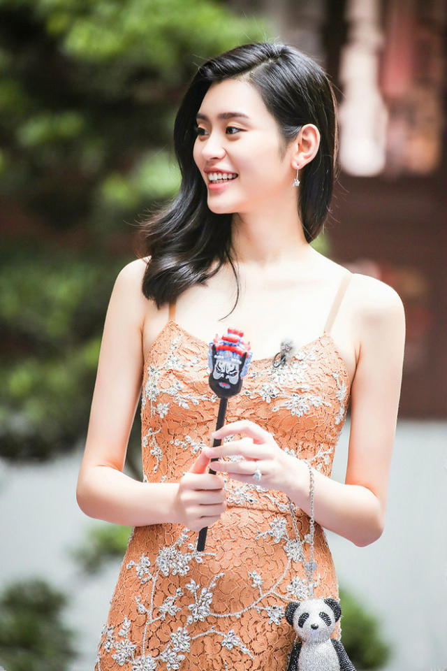 奚梦瑶晒美照引老司机围观,网友:她应该是穿衣服了