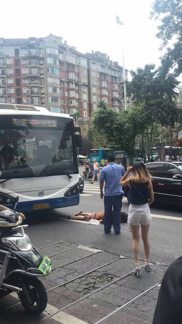 宜宾南岸一女子和公交车发生碰撞后当场死亡!