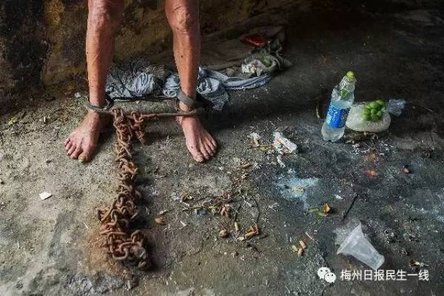 在丰顺汤坑下村 一间昏暗破旧的老房子里 一名男子双脚被铁链锁着 而