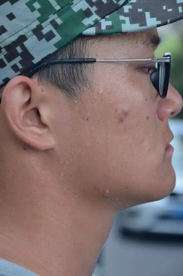 衣服早已被汗水浸透,豆大的汗珠从鼻尖,脸颊,手臂处滑落.