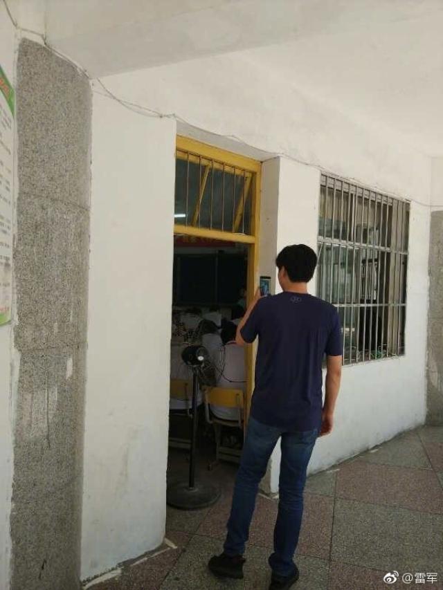 雷军回高中母校"追忆",看身影更像班主任查岗