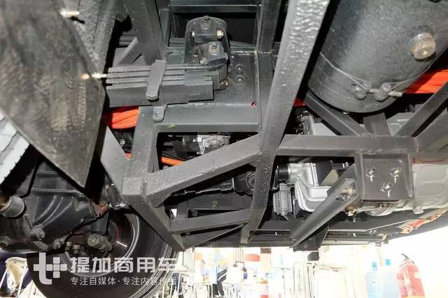 图为车辆底盘后部实拍.