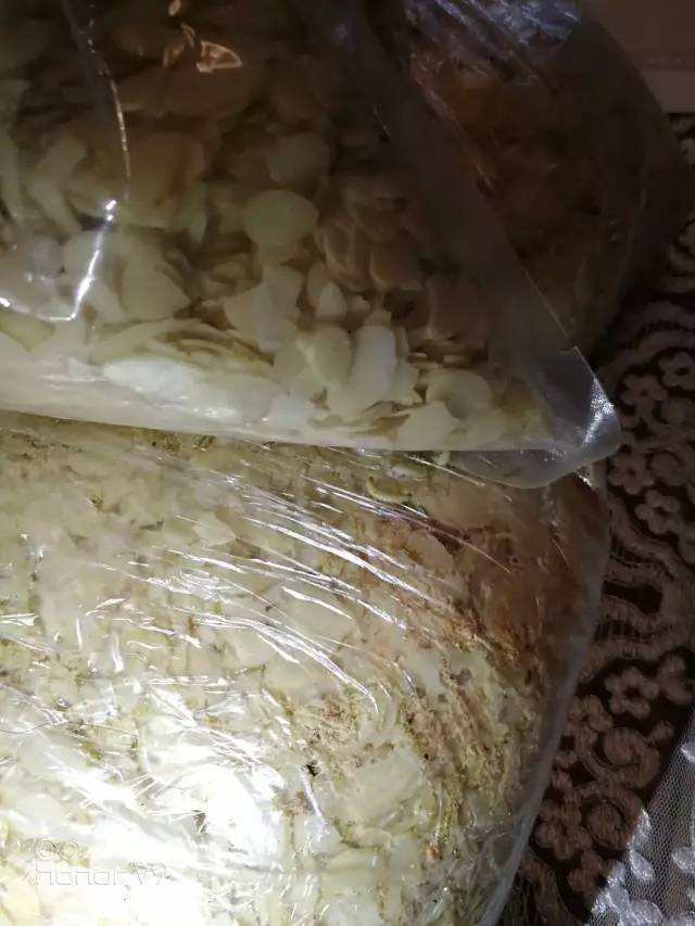 用作蛋糕点缀的杏仁片已经霉变生虫