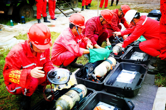 得到井喷应急行动现场指挥的指令,按照各专业预案做好抢险准备