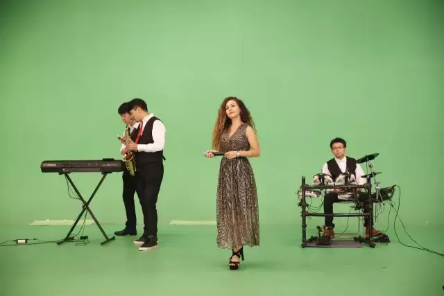 现场乐队正在配合现场收音