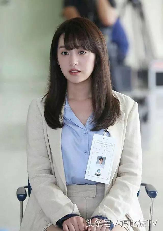 外型亮丽的金智媛与「韩国第一美女」金泰希有几分相像,故亦有「小