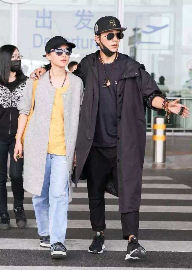 陈坤还男友力max化身护花使者,看上去好般配.